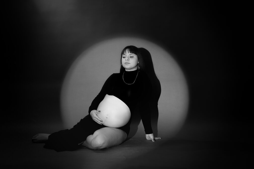 Sesion de maternidad en estudio fotografico en mendoza, argentina