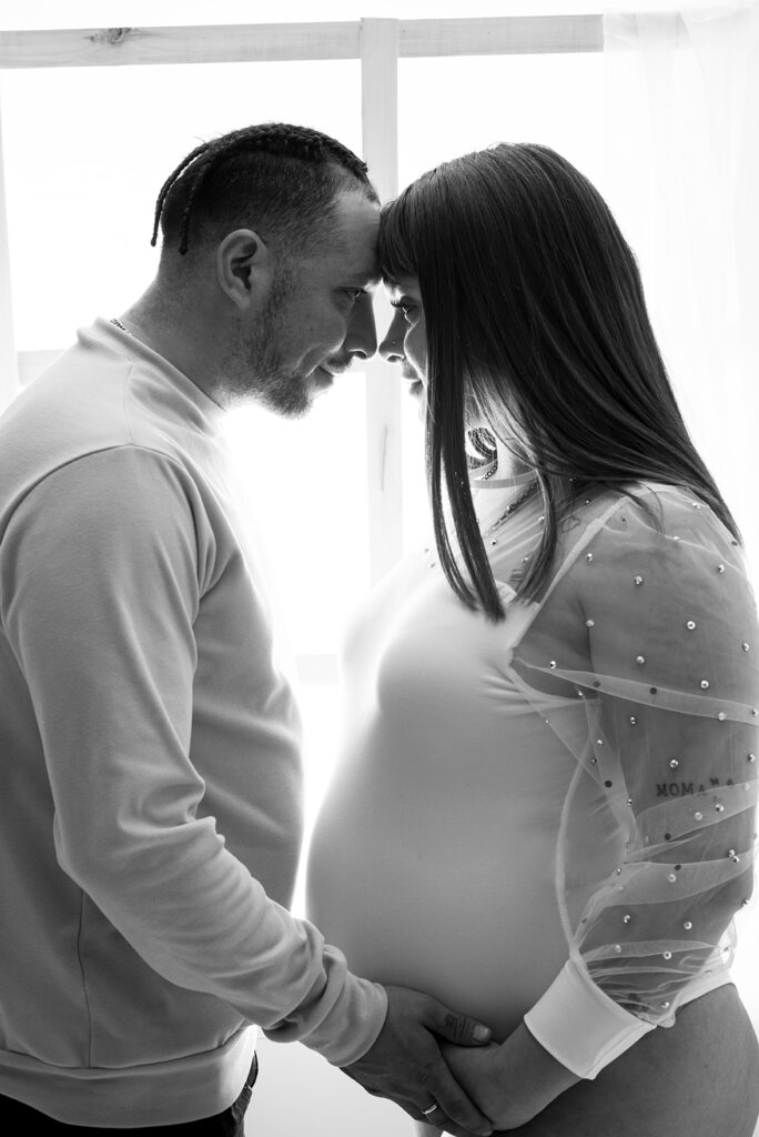 Sesion de embarazo en estudio profesional en mendoza, argentina, sesion con vestido de maternidad con escenografia
