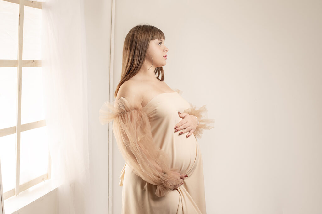 Sesion de embarazo en estudio profesional en mendoza, argentina, sesion con vestido de maternidad con escenografia