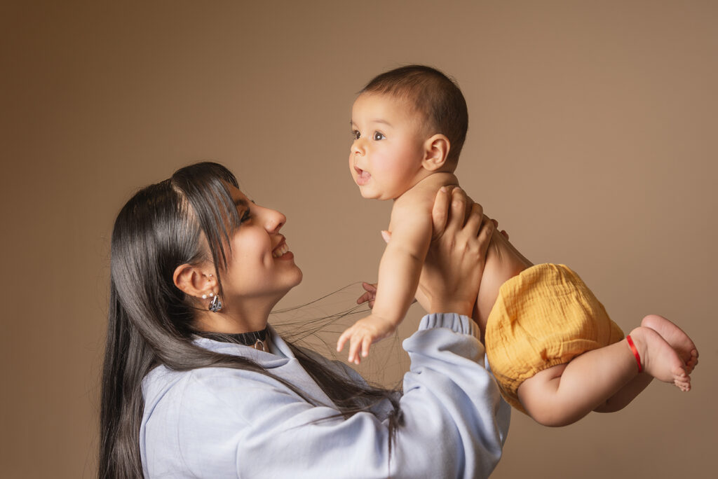 Fotografía infantil y de bebés en estudio y exteriores en Mendoza. Sesiones profesionales pensadas para capturar momentos únicos con un estilo delicado, natural y emocional. Especialista en fotos de recién nacidos, bebés de 9 meses, primer añito, embarazadas y familias, con escenarios cuidados y ambientaciones creativas.
