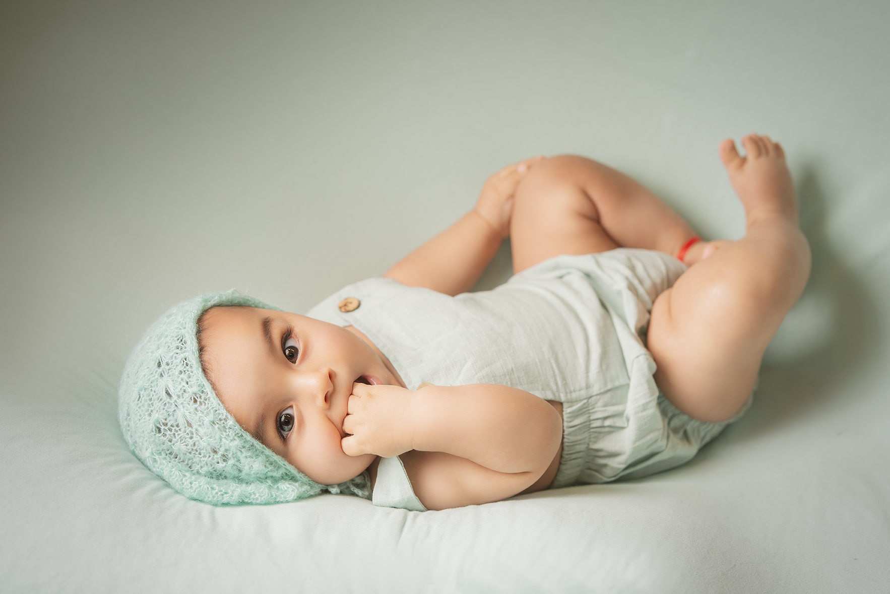 Fotografía infantil y de bebés en estudio y exteriores en Mendoza. Sesiones profesionales pensadas para capturar momentos únicos con un estilo delicado, natural y emocional. Especialista en fotos de recién nacidos, bebés de 9 meses, primer añito, embarazadas y familias, con escenarios cuidados y ambientaciones creativas.