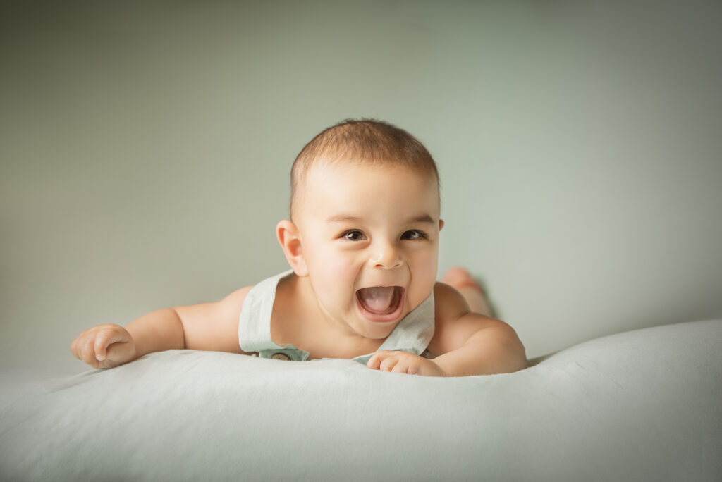 Fotografía infantil y de bebés en estudio y exteriores en Mendoza. Sesiones profesionales pensadas para capturar momentos únicos con un estilo delicado, natural y emocional. Especialista en fotos de recién nacidos, bebés de 9 meses, primer añito, embarazadas y familias, con escenarios cuidados y ambientaciones creativas.